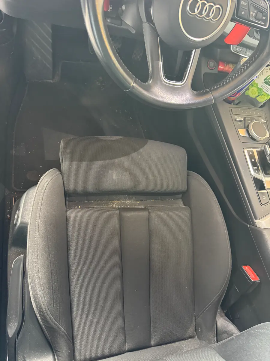 Vordersitz / Cockpit vor der Reinigung
